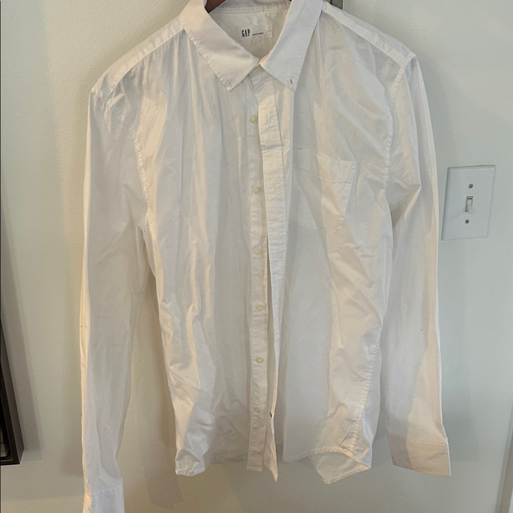GAP Men's Crisp White Button-Down Shirt